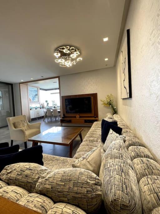 Luxury 3-bedroom, 3-bathroom With Pool Apartamento *